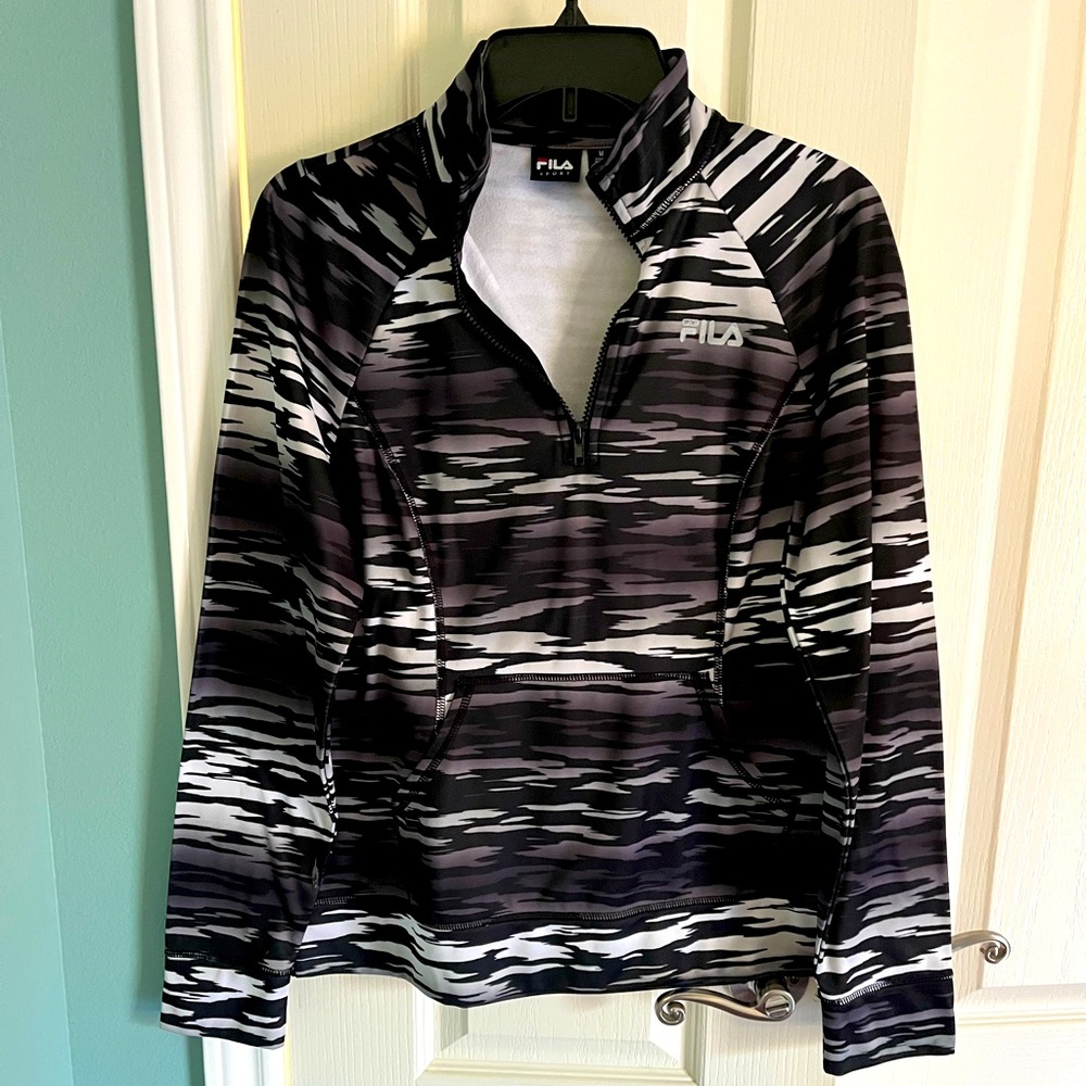 💰💰 2/$14 Women’s Fila pullover Sz M